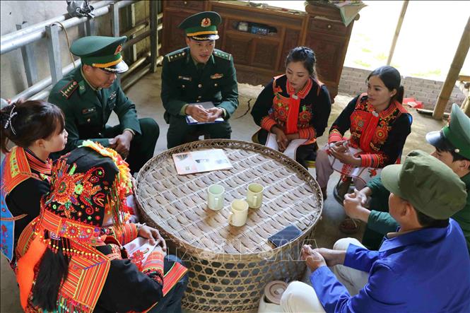 Cán bộ, chiến sĩ Đồn Biên phòng cửa khẩu Ma Lù Thàng (Lai Châu) hướng dẫn người dân kỹ năng số cơ bản tại bản Hùng Pèng, xã Phong Thổ. Ảnh: Nguyễn Oanh - TTXVN